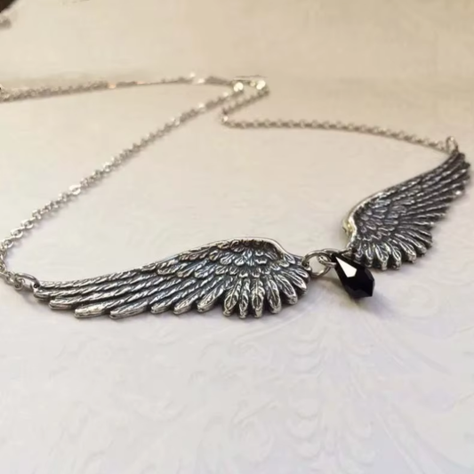 "Anielska Tarcza" – Naszyjnik ze Skrzydłami Anioła i Czarnym Koralikiem