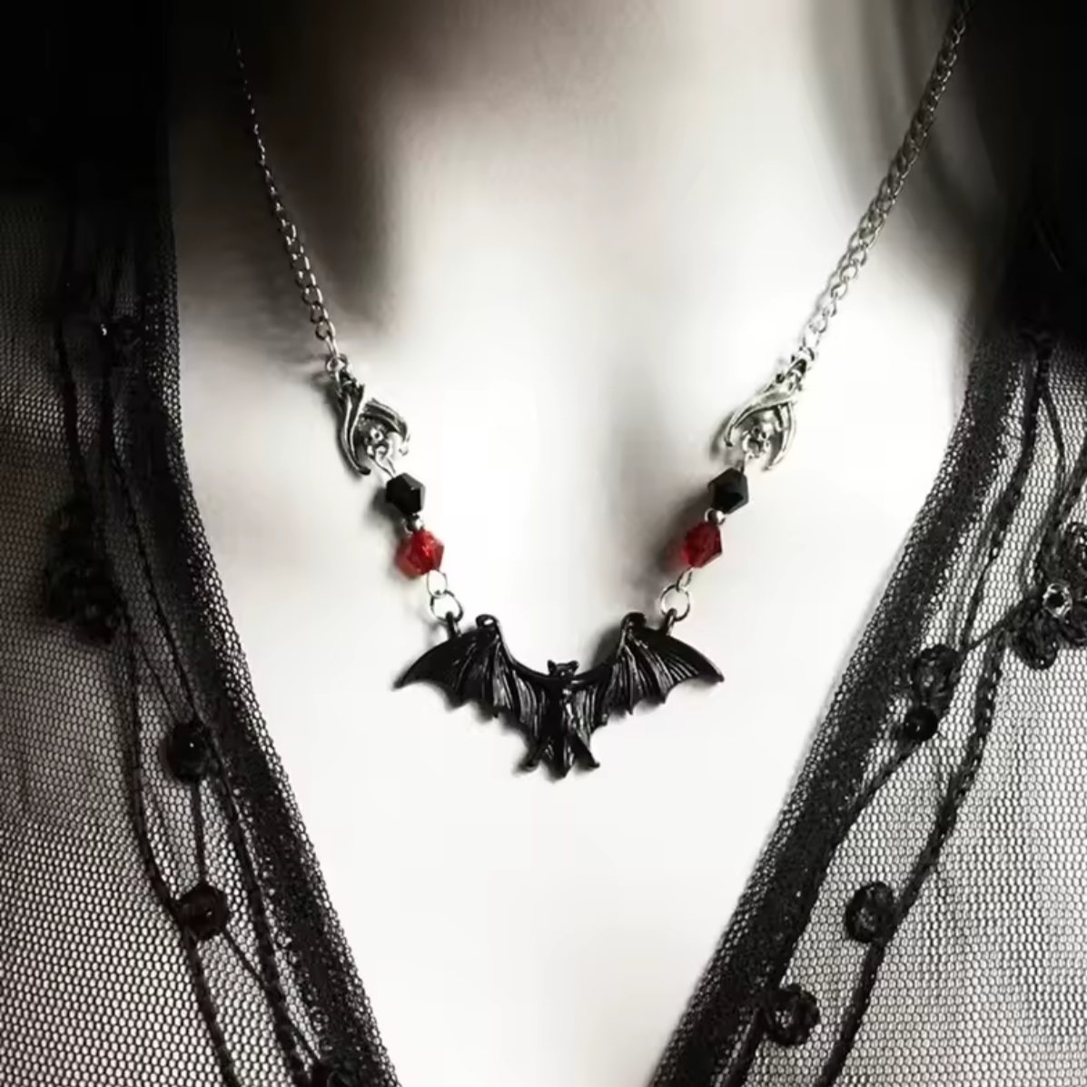 "Krwawy Księżyc" – Naszyjnik z Srebrnym Nietoperzem i Czerwonymi Koralikami