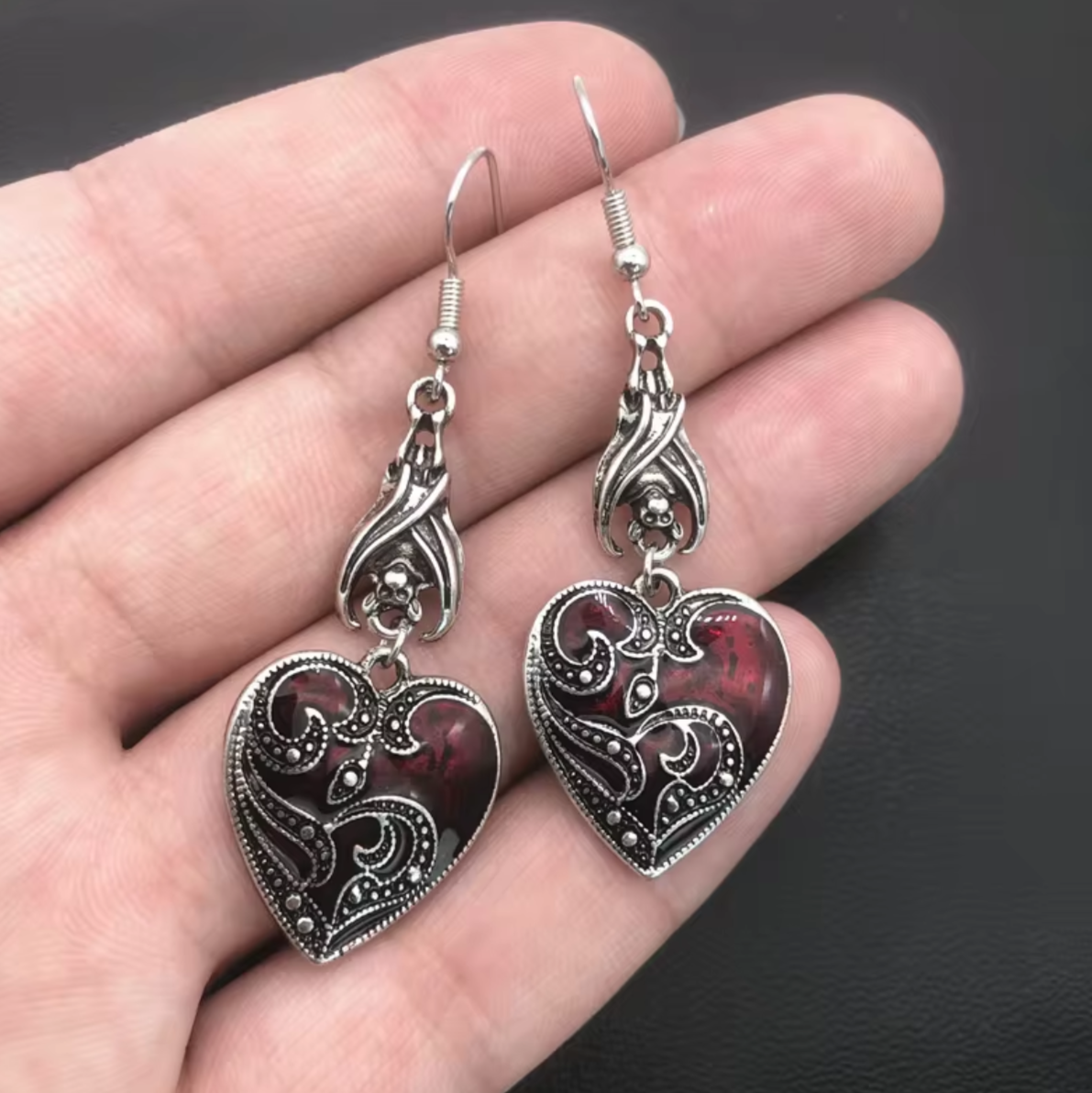 "Nocne Ukojenie" – Wiszące Kolczyki Nietoperze z Czerwonym Sercem