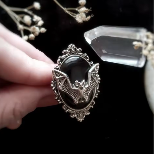 "Nocny Lot" – Regulowany Pierścionek z Nietoperzem na Czarnej Gemmie