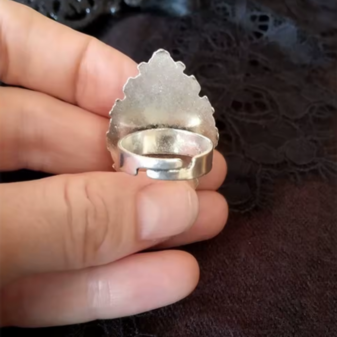 "Nocny Lot" – Regulowany Pierścionek z Nietoperzem na Czarnej Gemmie