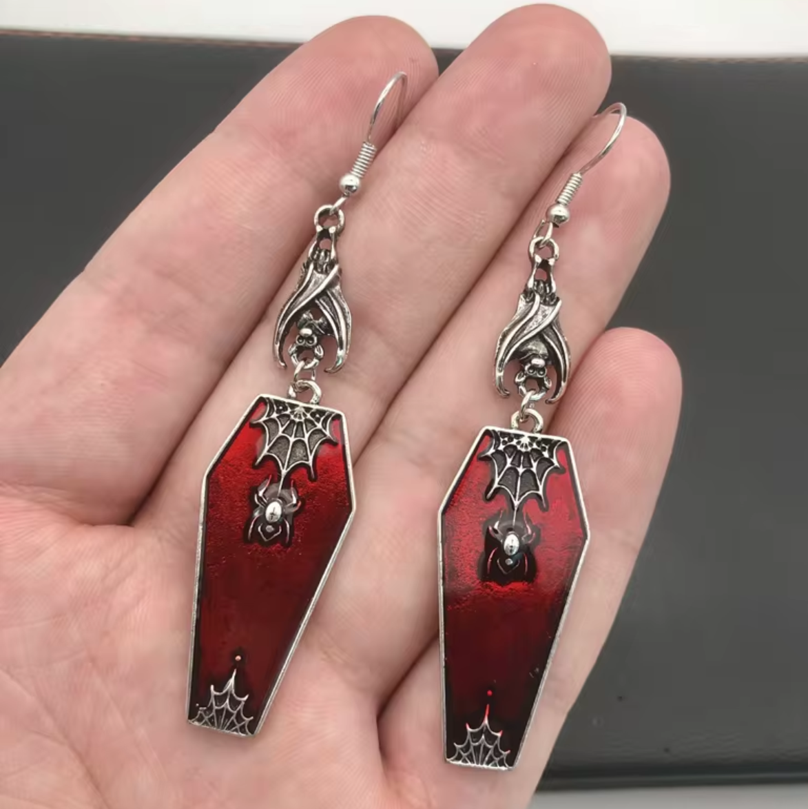 "Nocny Pogrzeb" – Wiszące Kolczyki Trumny z Nietoperzami