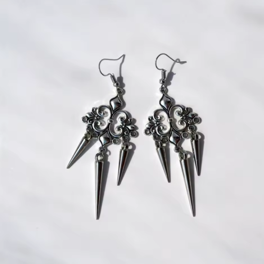 Mroczny Urok: Gotyckie Kolczyki Wiszące z Ćwiekami