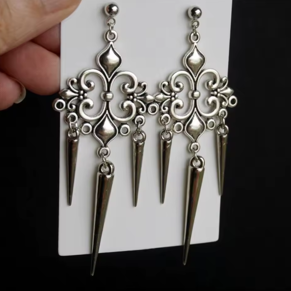 Mroczny Urok: Gotyckie Kolczyki Wiszące z Ćwiekami sztyft