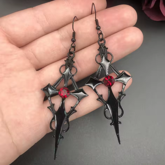 "Szkarłatne Oko" – Zestaw Gotyckiej Biżuterii w Czarnej Kolorystyce z Czerwonym Akcentem