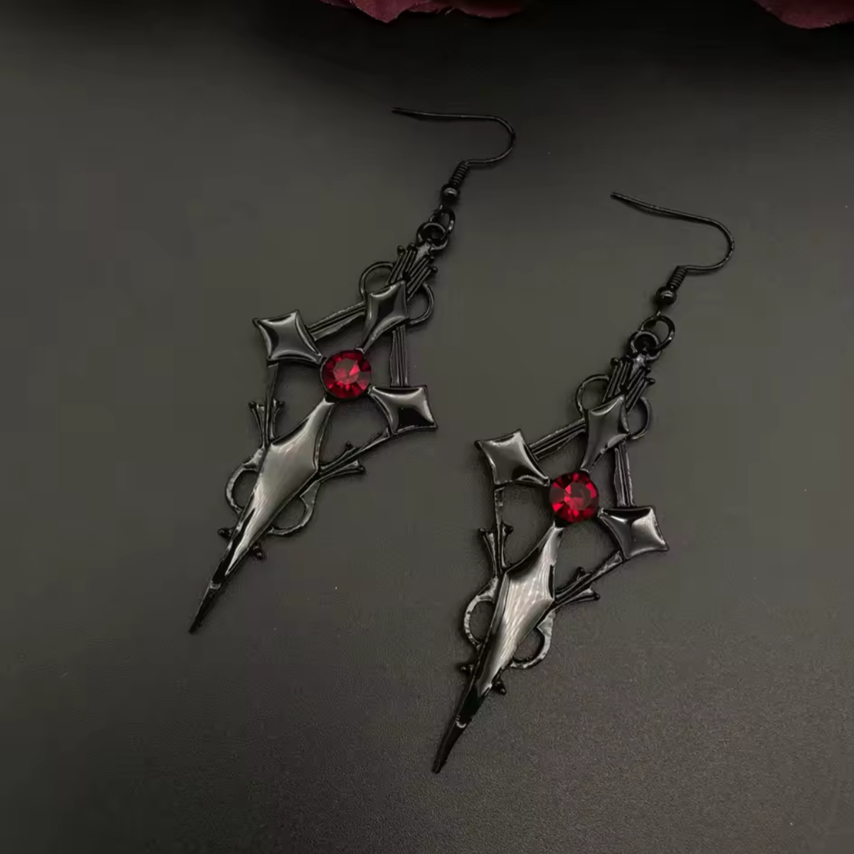 "Szkarłatne Oko" – Zestaw Gotyckiej Biżuterii w Czarnej Kolorystyce z Czerwonym Akcentem