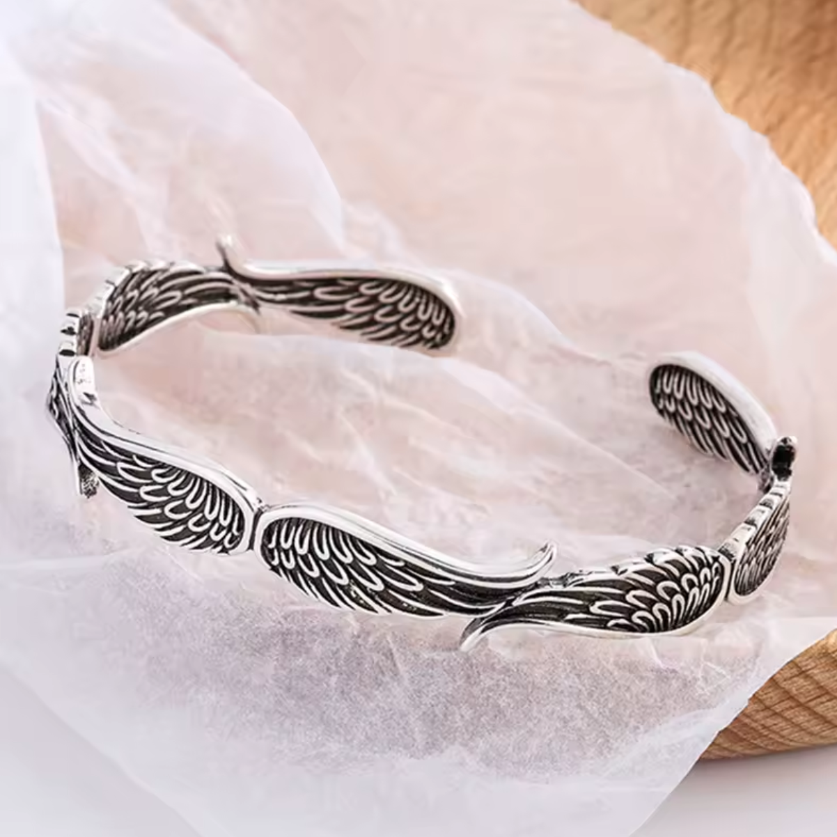 "Anielska Obecność" – Bransoletka z Skrzydłami Anioła