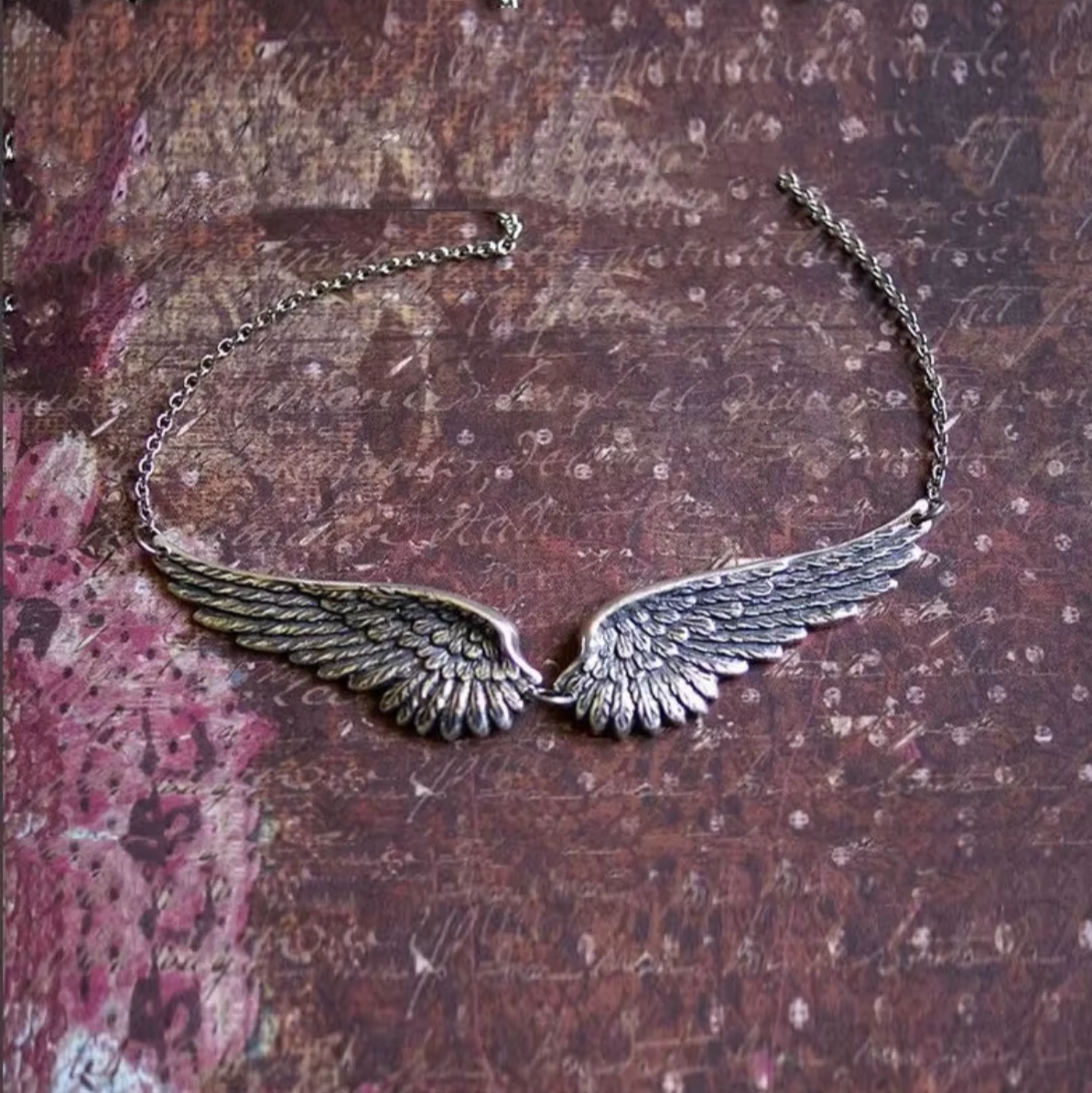 "Anielska Obecność" – Naszyjnik ze Skrzydłami Anioła