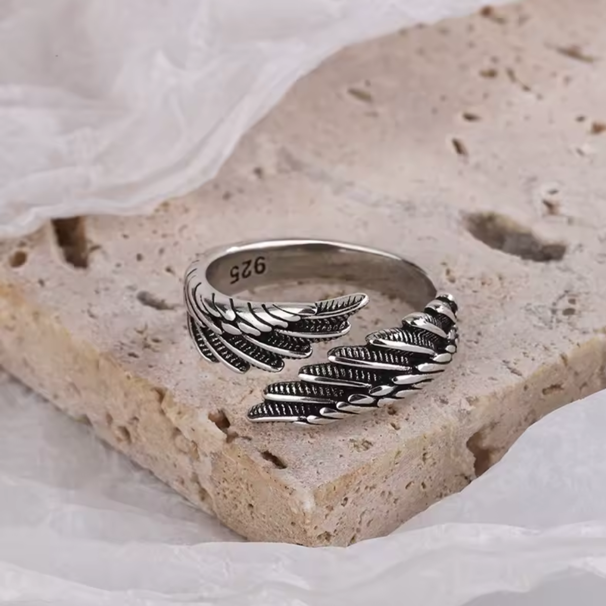 "Anielska Obecność" – Regulowany Pierścionek ze Skrzydłami Anioła w Srebrze 925