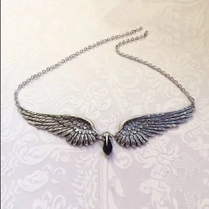"Anielska Tarcza" – Naszyjnik ze Skrzydłami Anioła i Czarnym Koralikiem