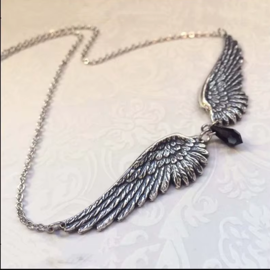 "Anielska Tarcza" – Naszyjnik ze Skrzydłami Anioła i Czarnym Koralikiem