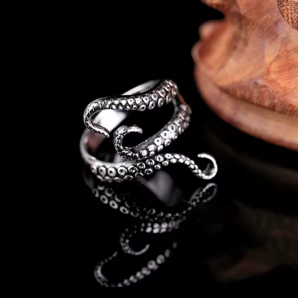 "Głębinowy Uścisk" – Regulowany Pierścionek z Mackami Ośmiornicy