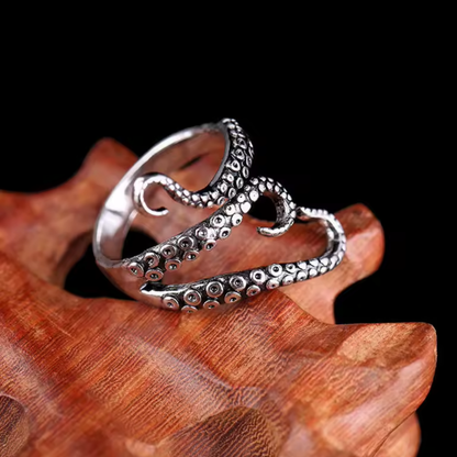 "Głębinowy Uścisk" – Regulowany Pierścionek z Mackami Ośmiornicy