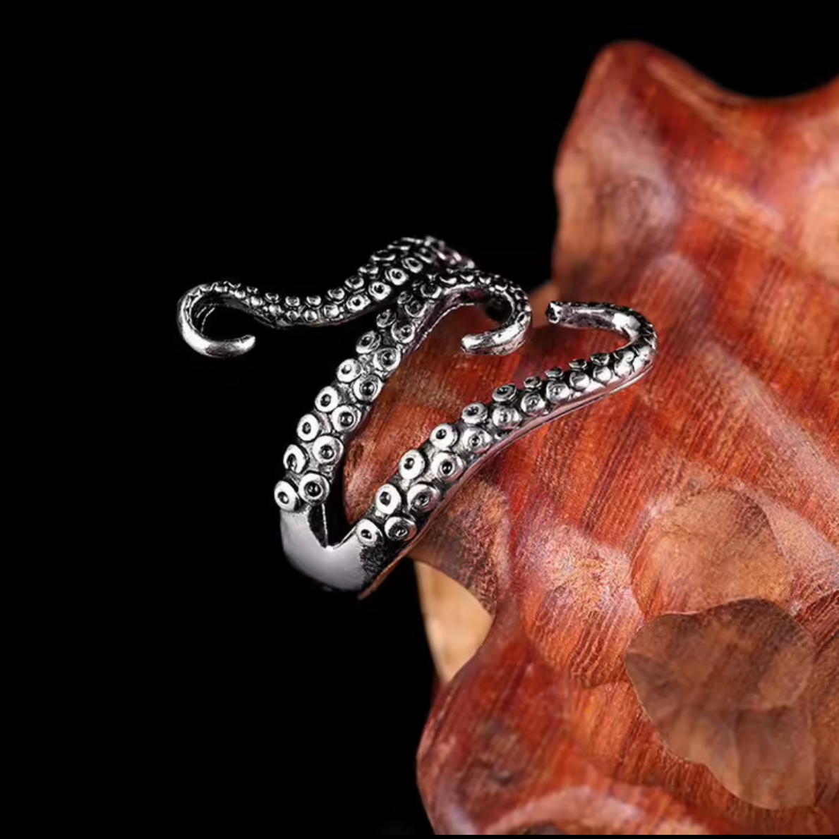 "Głębinowy Uścisk" – Regulowany Pierścionek z Mackami Ośmiornicy