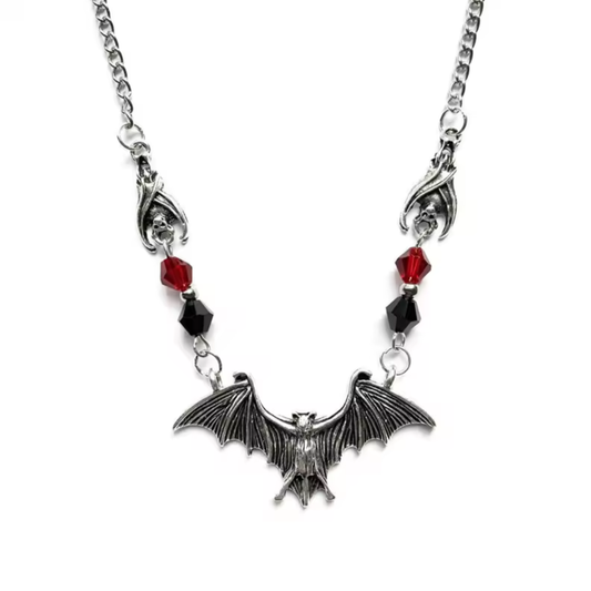 "Krwawy Księżyc" – Naszyjnik z Srebrnym Nietoperzem i Czerwonymi Koralikami