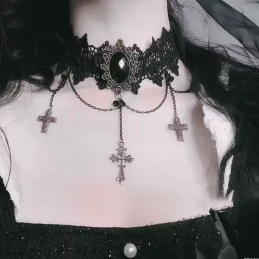 Metalowy Bunt – Czarny Choker z Łańcuszkami i Krzyżami
