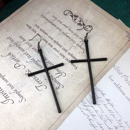 "Mroczna Wiara" – Kolczyki z Czarnymi Prostymi Krzyżami