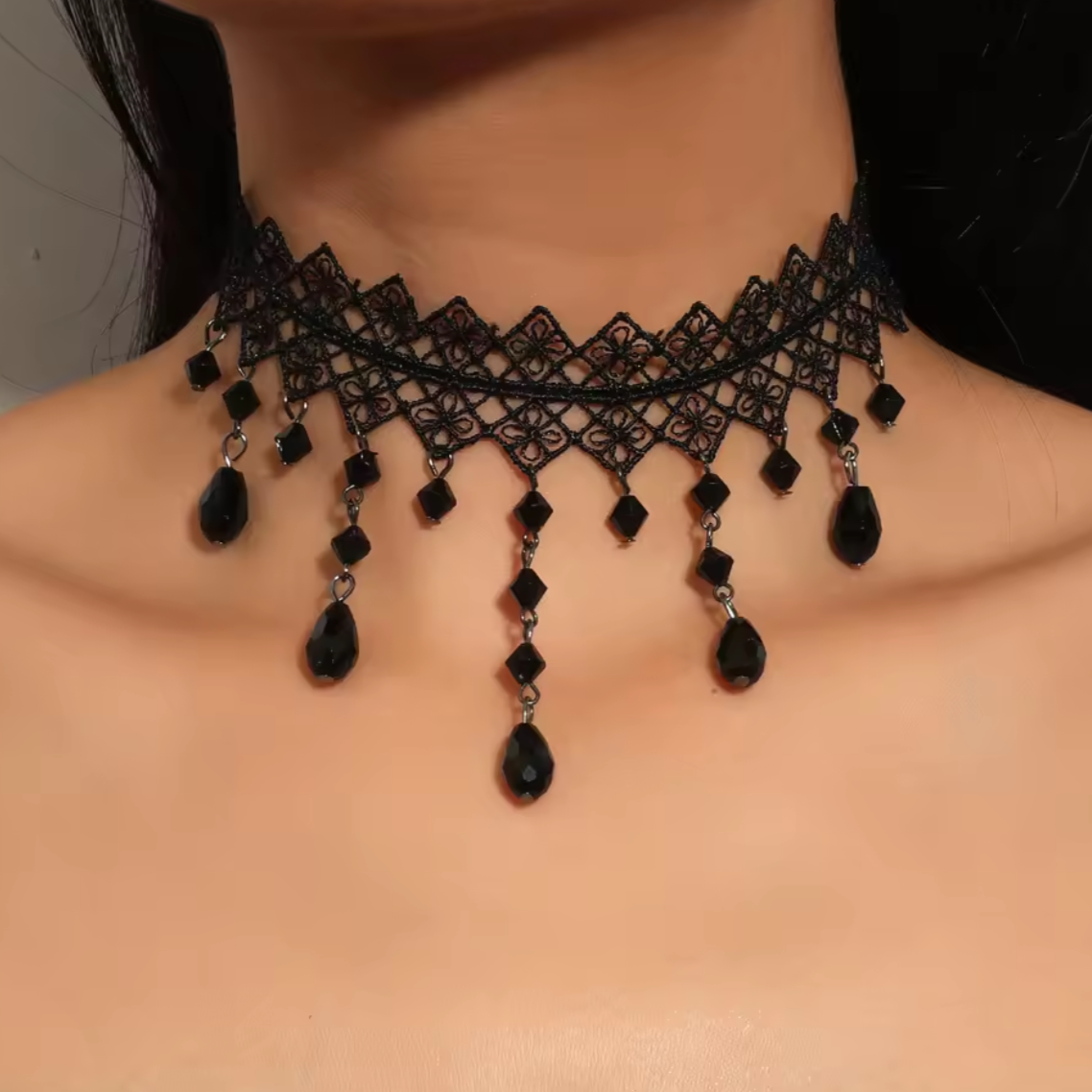 Mroczny Szept – Czarny Pleciony Choker z Wiszącymi Koralikami