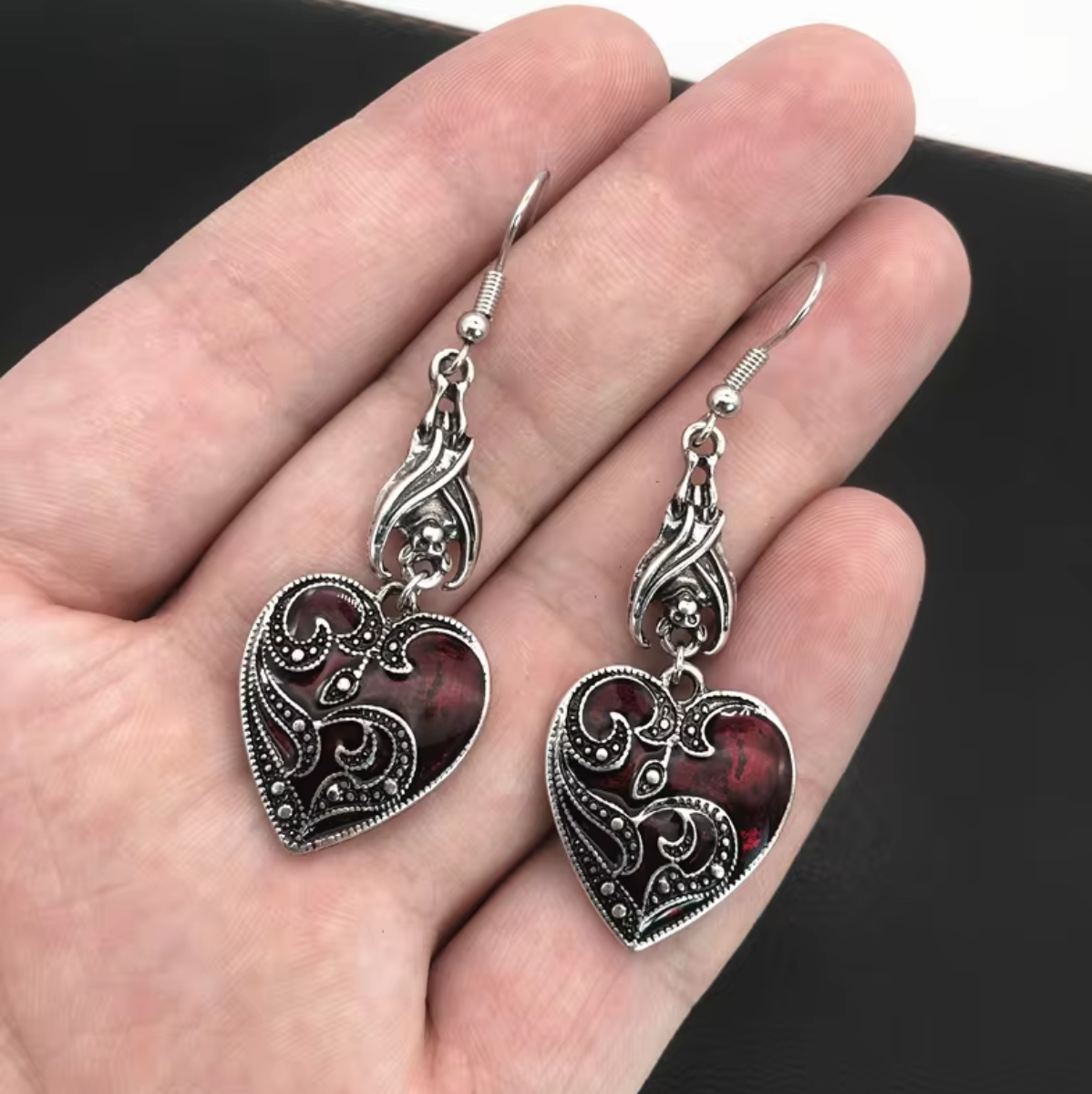 "Nocne Ukojenie" – Wiszące Kolczyki Nietoperze z Czerwonym Sercem