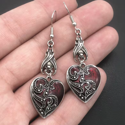 "Nocne Ukojenie" – Wiszące Kolczyki Nietoperze z Czerwonym Sercem