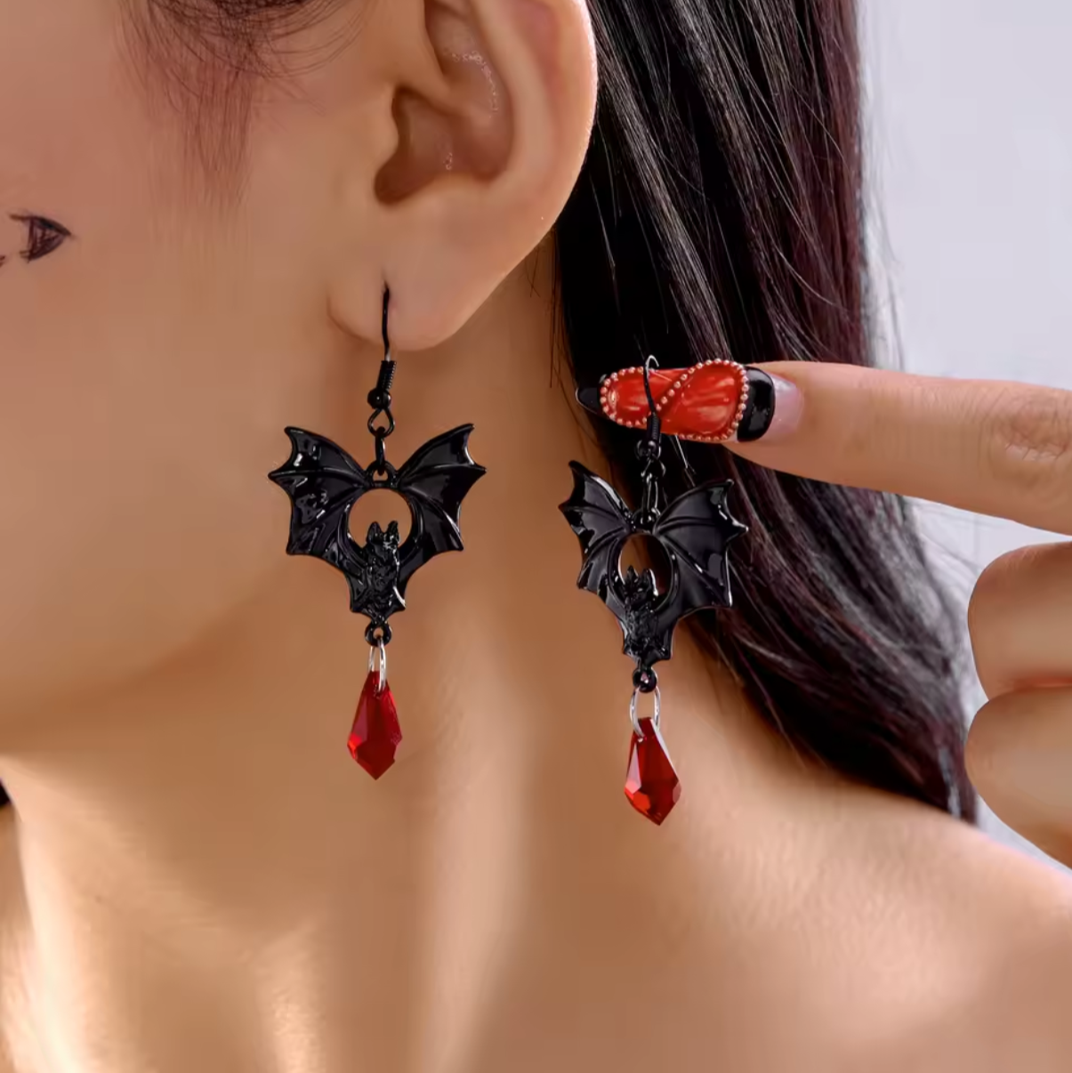 "Nocny Amulet" – Kolczyki z Czarnym Nietoperzem i Koralikiem