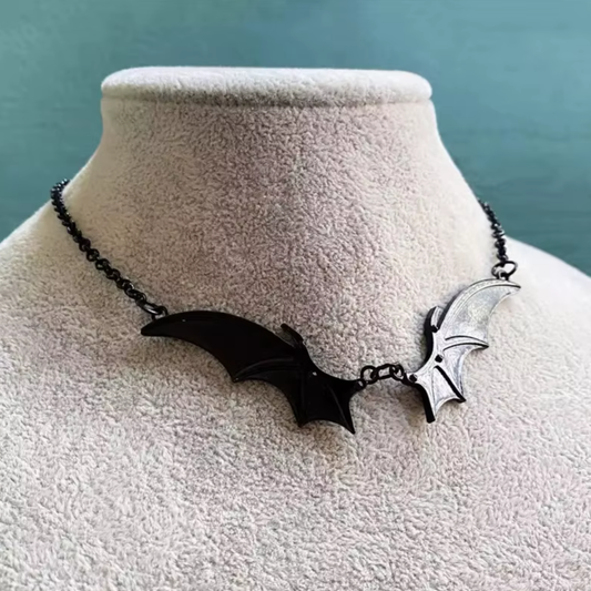 "Nocny Lot" – Naszyjnik ze Skrzydłami Nietoperza na Łańcuszku