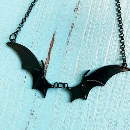 "Nocny Lot" – Naszyjnik ze Skrzydłami Nietoperza na Łańcuszku