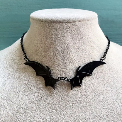 "Nocny Lot" – Naszyjnik ze Skrzydłami Nietoperza na Łańcuszku