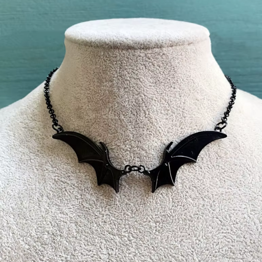 "Nocny Lot" – Naszyjnik ze Skrzydłami Nietoperza na Łańcuszku