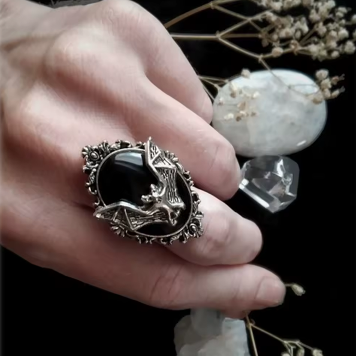 "Nocny Lot" – Regulowany Pierścionek z Nietoperzem na Czarnej Gemmie