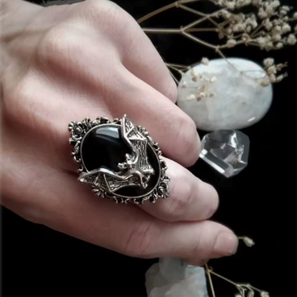 "Nocny Lot" – Regulowany Pierścionek z Nietoperzem na Czarnej Gemmie