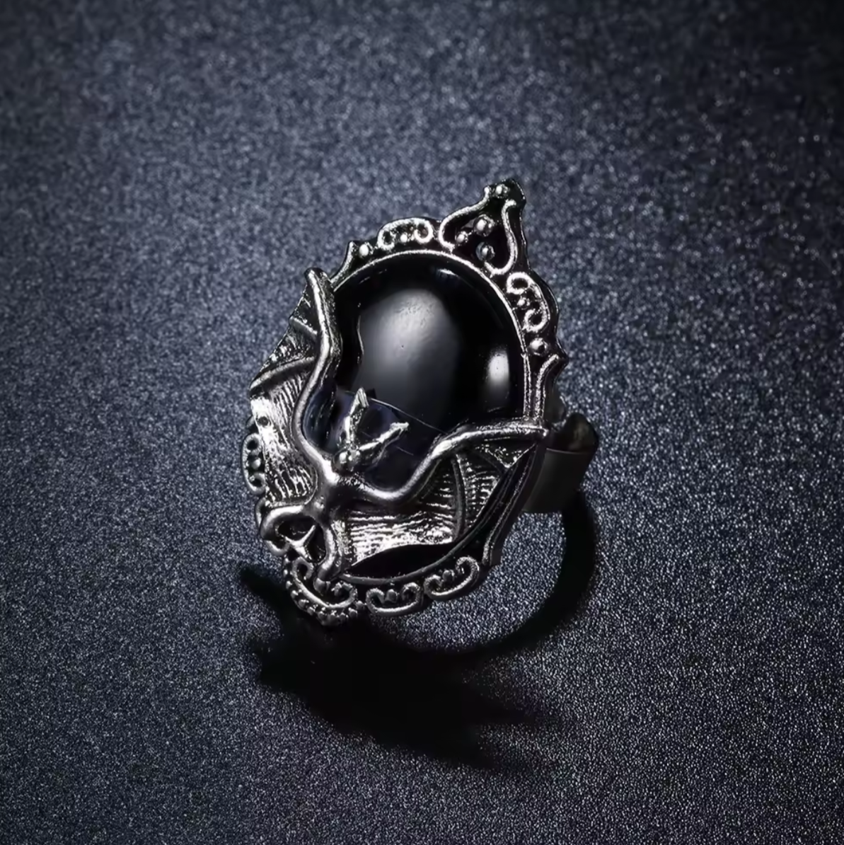 "Nocny Lot" – Regulowany Pierścionek z Nietoperzem na Czarnej Gemmie