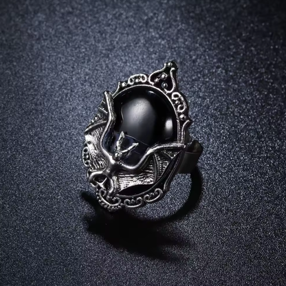 "Nocny Lot" – Regulowany Pierścionek z Nietoperzem na Czarnej Gemmie