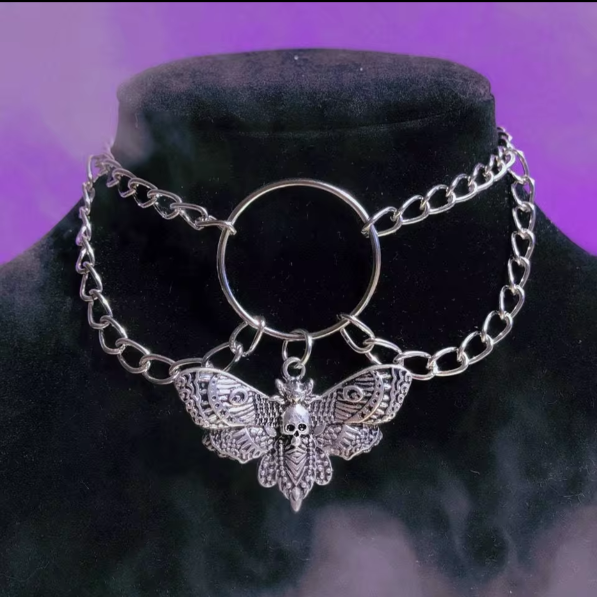 "Nocny Motyl" – Naszyjnik z Ćmą na Łańcuszku