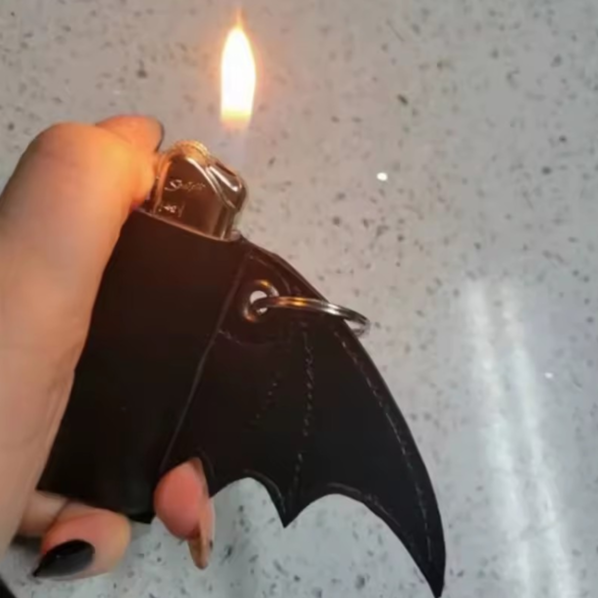 "Nocny Strażnik" – Case na Zapalniczkę w Kształcie Nietoperza