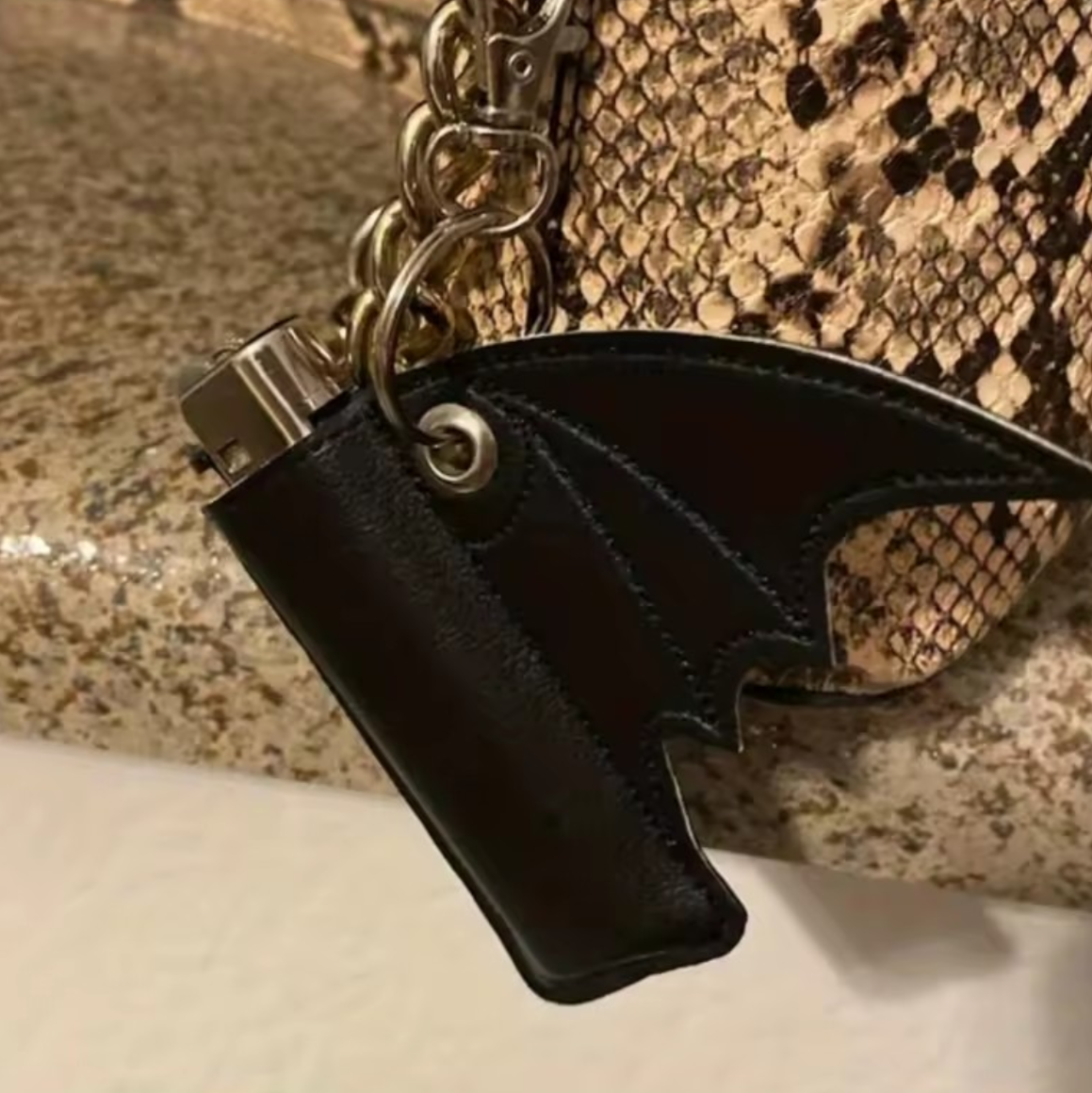 "Nocny Strażnik" – Case na Zapalniczkę w Kształcie Nietoperza