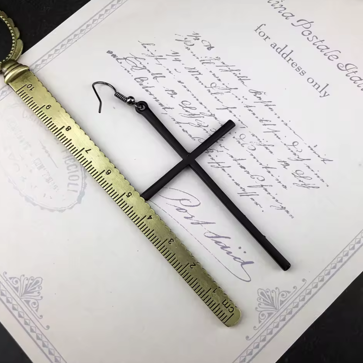 "Mroczna Wiara" – Kolczyki z Czarnymi Prostymi Krzyżami