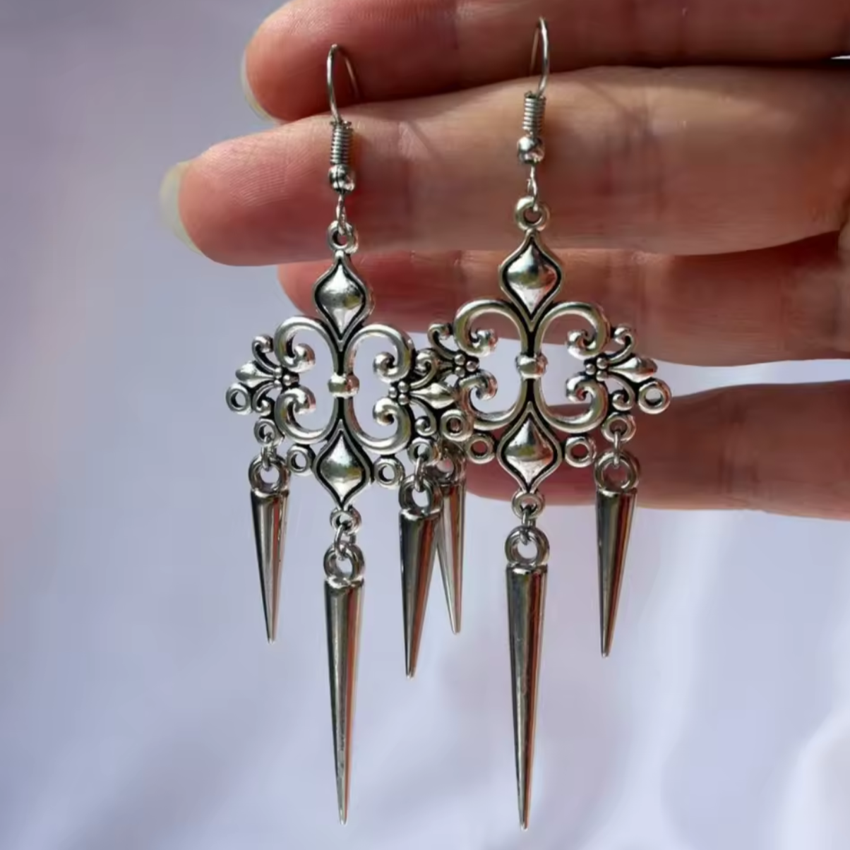 Mroczny Urok: Gotyckie Kolczyki Wiszące z Ćwiekami