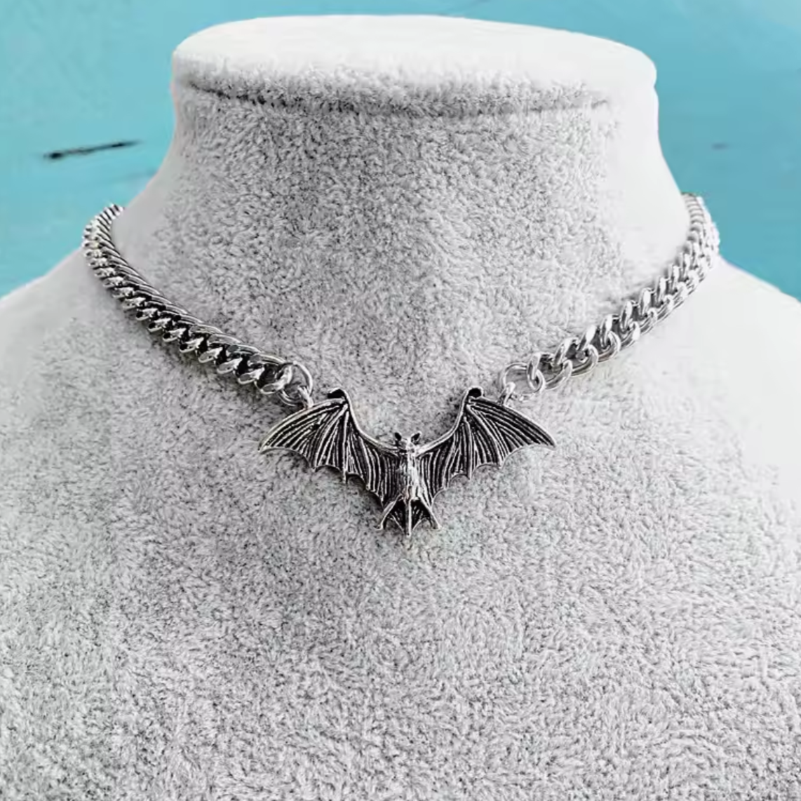 "Srebrny Strażnik Nocy" – Naszyjnik z Srebrnym Nietoperzem na Grubszym Łańcuszku