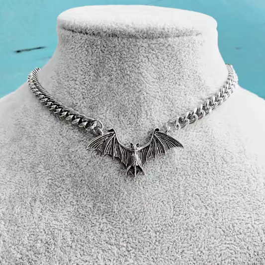 "Srebrny Strażnik Nocy" – Naszyjnik z Srebrnym Nietoperzem na Grubszym Łańcuszku