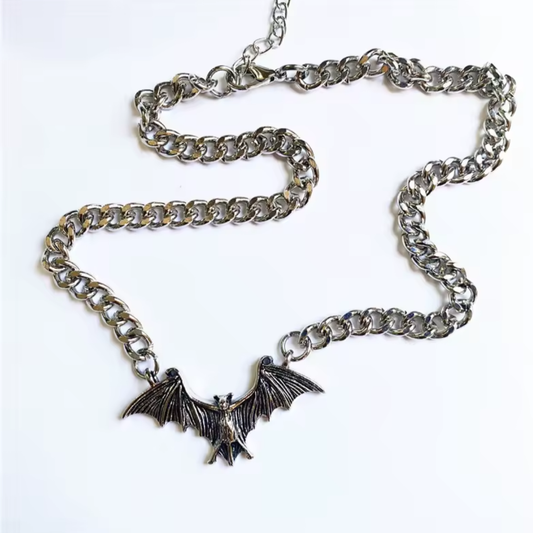 "Srebrny Strażnik Nocy" – Naszyjnik z Srebrnym Nietoperzem na Grubszym Łańcuszku
