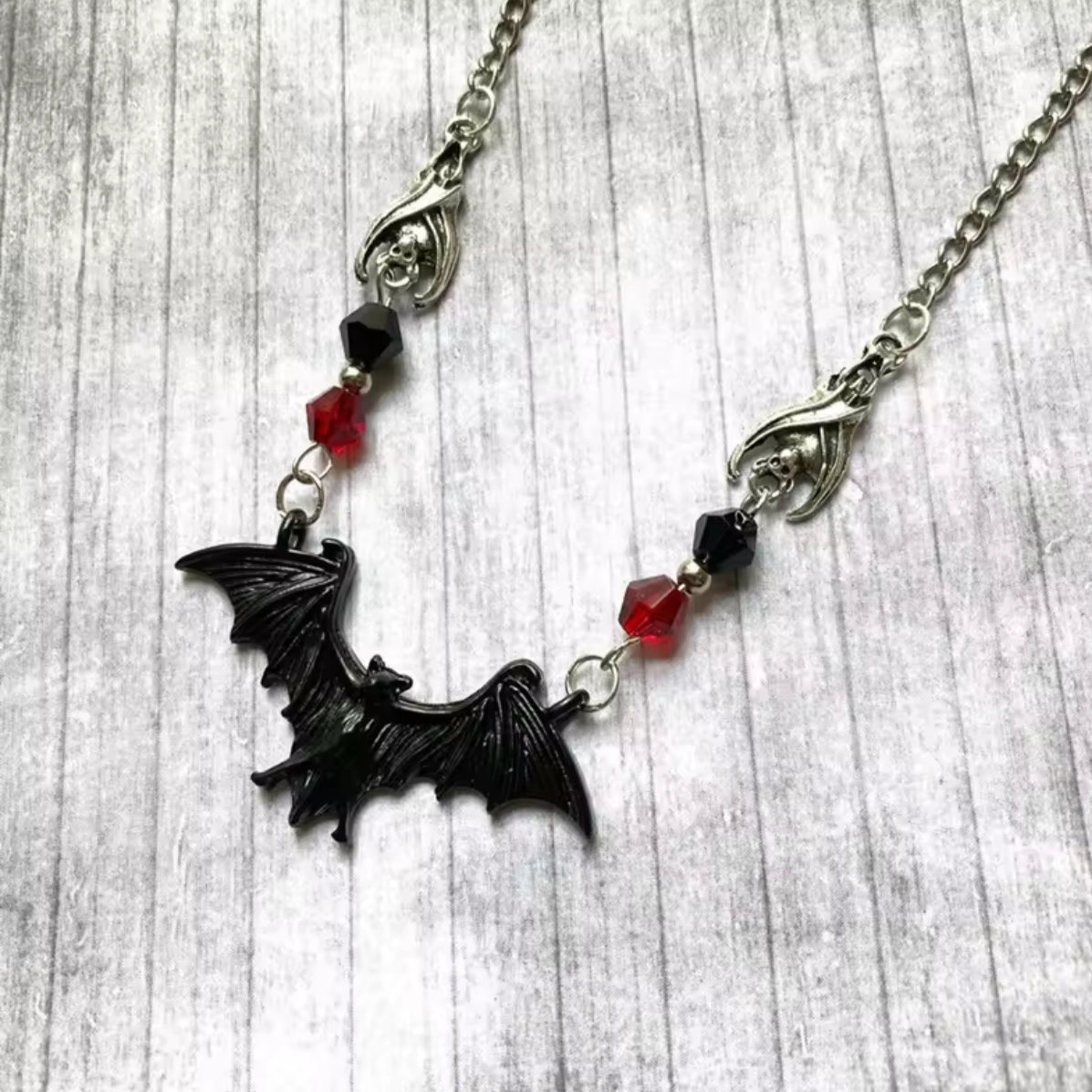 "Szkarłatna Noc" – Naszyjnik z Czarnym Nietoperzem, Łańcuszkiem i Czerwonymi Koralikami