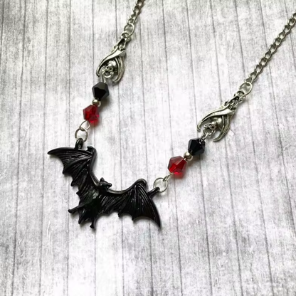 "Szkarłatna Noc" – Naszyjnik z Czarnym Nietoperzem, Łańcuszkiem i Czerwonymi Koralikami