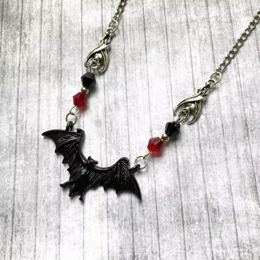 "Szkarłatna Noc" – Naszyjnik z Czarnym Nietoperzem, Łańcuszkiem i Czerwonymi Koralikami