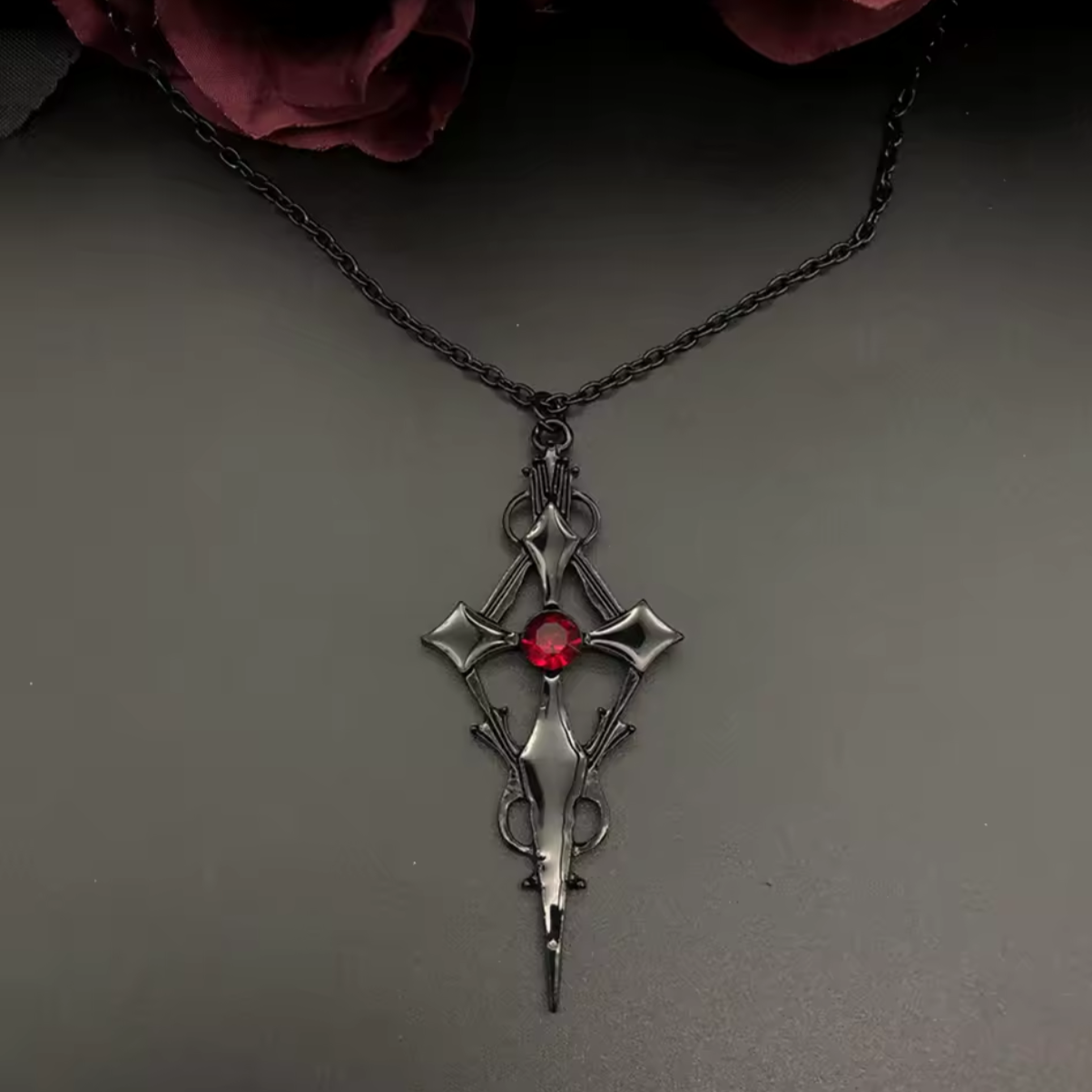 "Szkarłatne Oko" – Zestaw Gotyckiej Biżuterii w Czarnej Kolorystyce z Czerwonym Akcentem