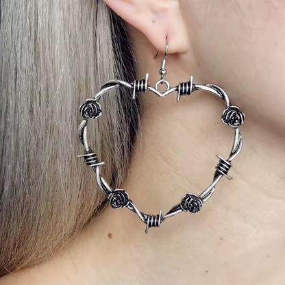 "Ukrwione Serce" – Kolczyki Serce z Drutu Kolczastego