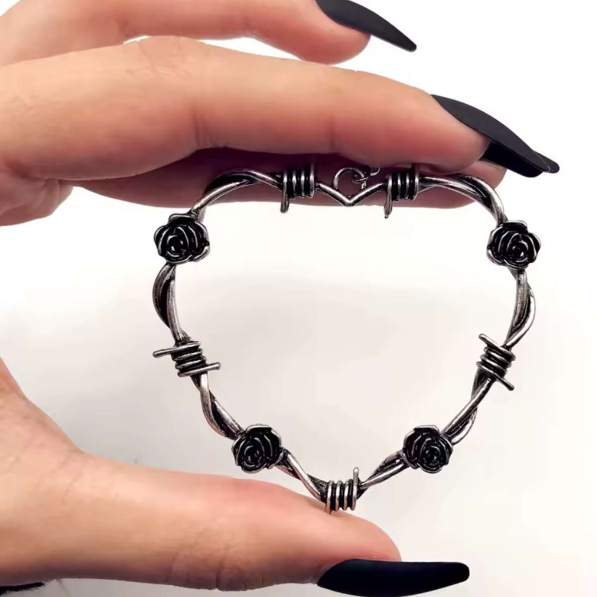 "Ukrwione Serce" – Kolczyki Serce z Drutu Kolczastego