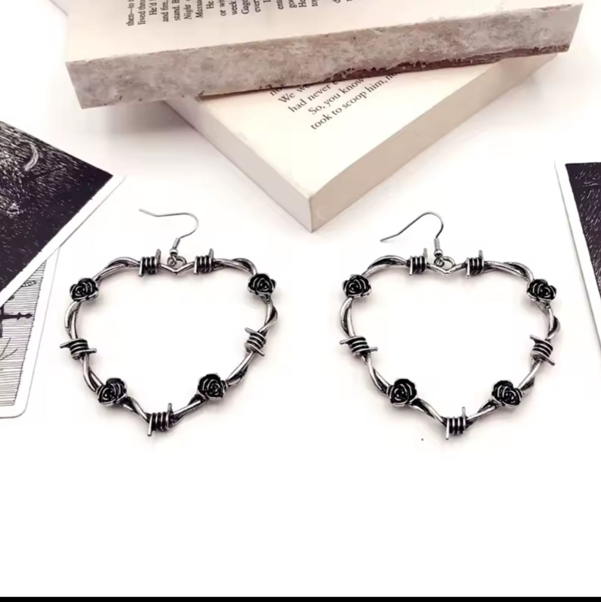 "Ukrwione Serce" – Kolczyki Serce z Drutu Kolczastego