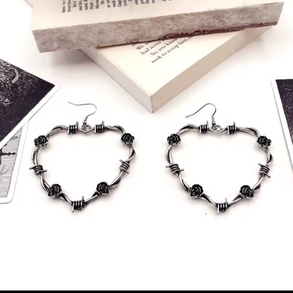 "Ukrwione Serce" – Kolczyki Serce z Drutu Kolczastego