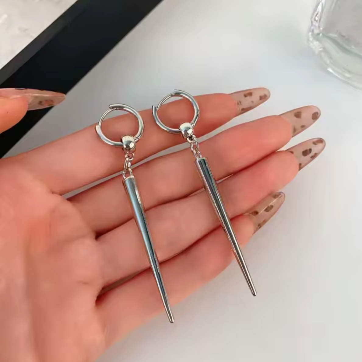 Punkowa Rebelia" – Długie kolczyki wiszące ćwiek